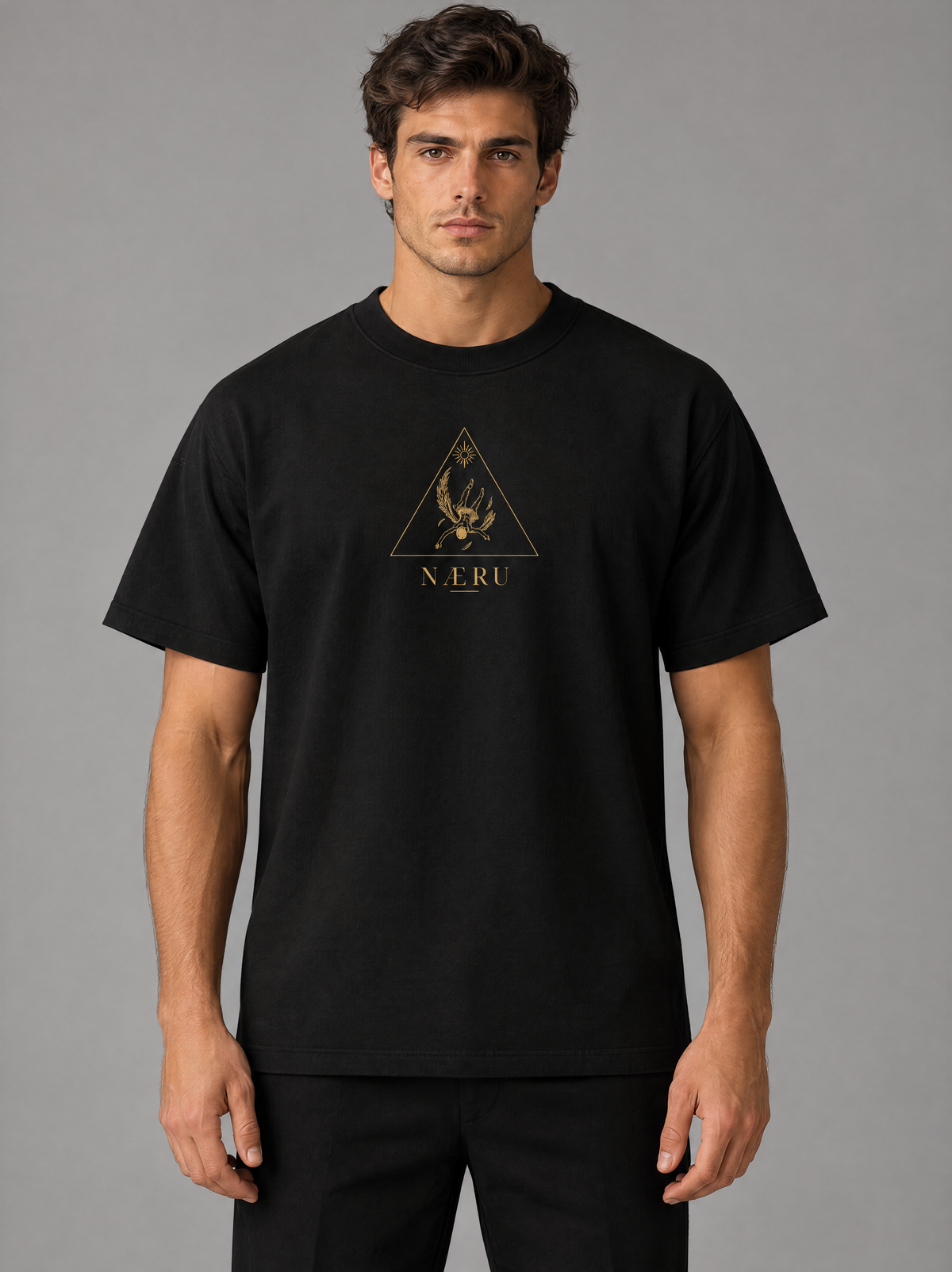 FALLEN LIGHT — siyah oversize tişört, model önden, altın üçgen ve NÆRU