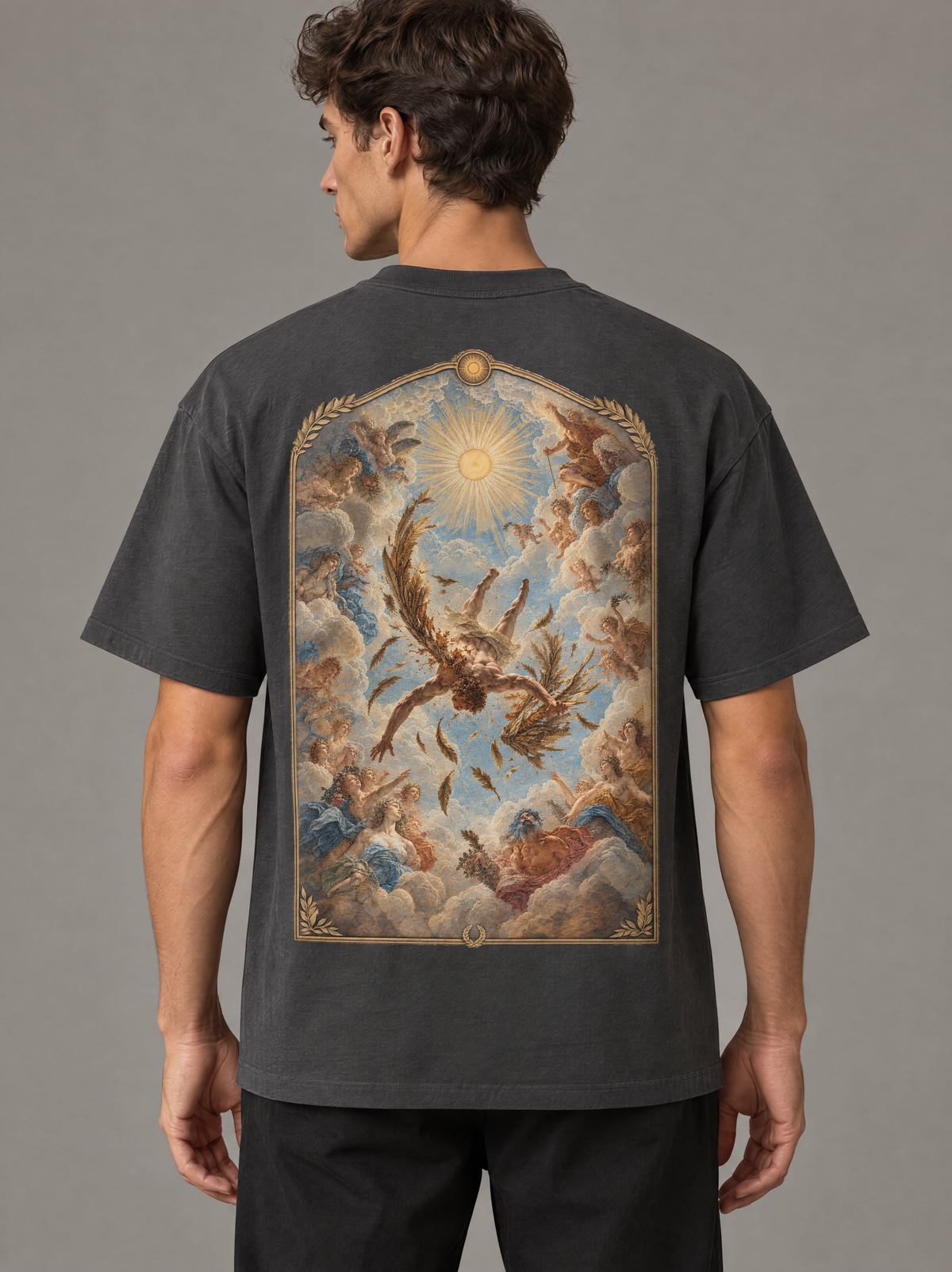 FALLEN LIGHT — antrasit oversize tişört, model sırttan