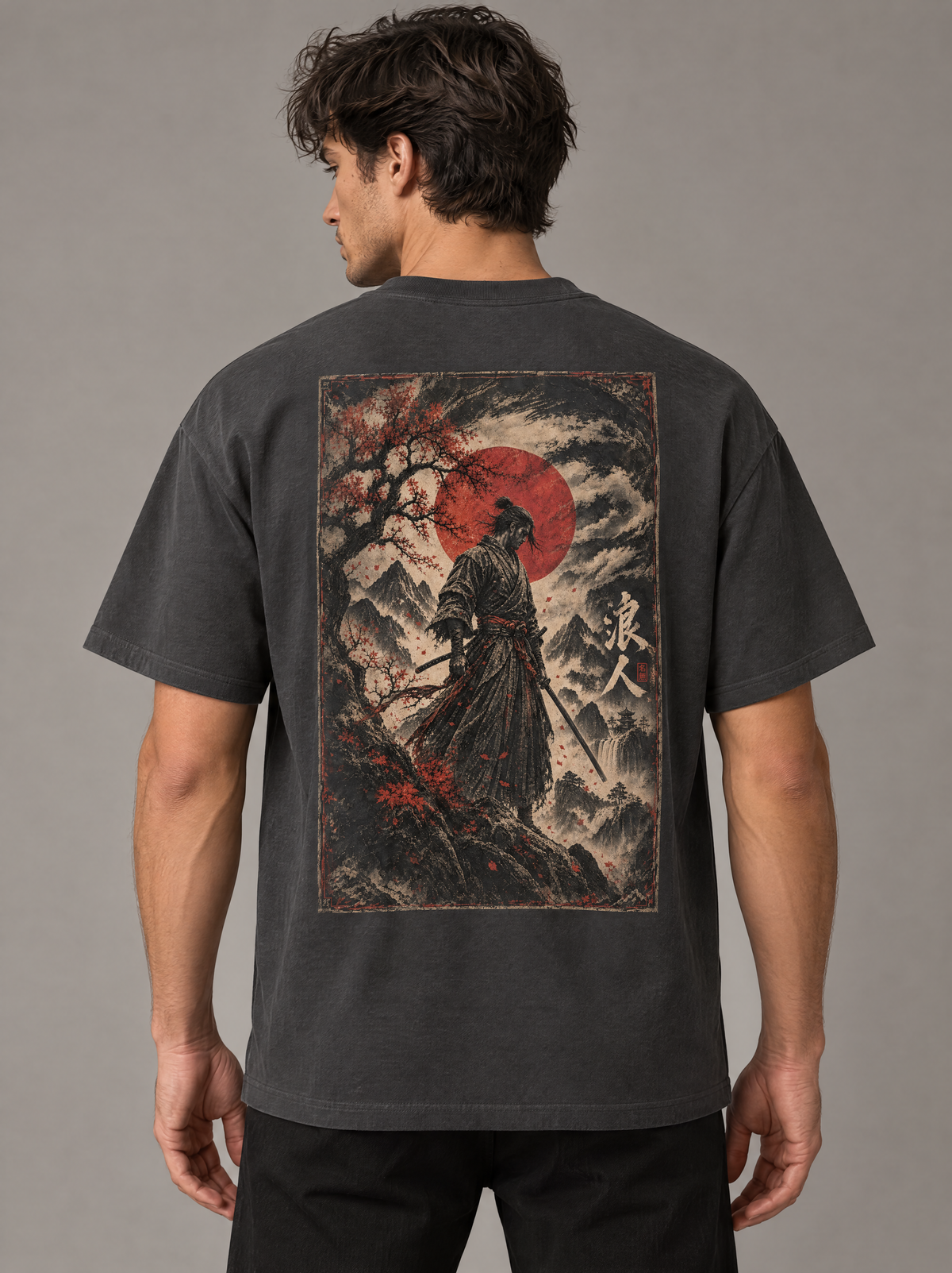 RONIN MARBLE TEE — antrasit oversize tişört, model sırttan